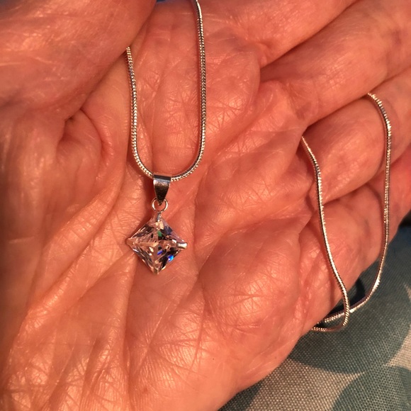 NWT Beautiful Diamond Shaped Diamond simulant. - Picture 15 of 15